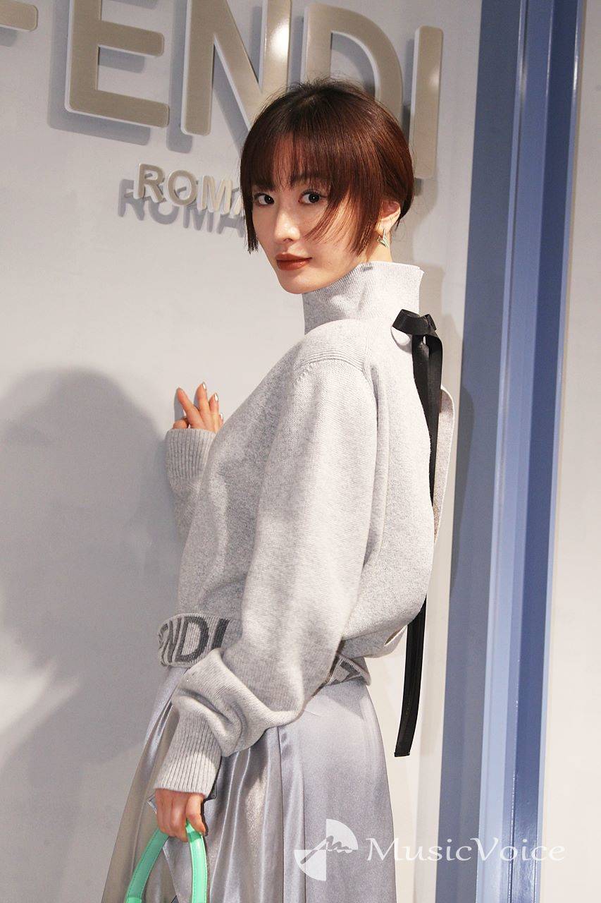 松本まりか、背中あきハイネックセーター　リボンで結んでキュートさも