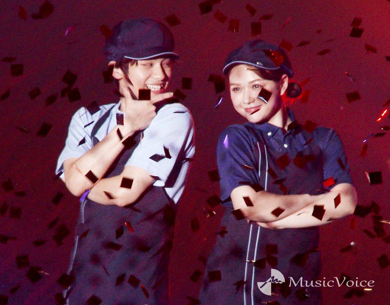 山下幸輝＆村重杏奈、モスバーガーの新コスチュームでランウェイ「超テンション上がる」