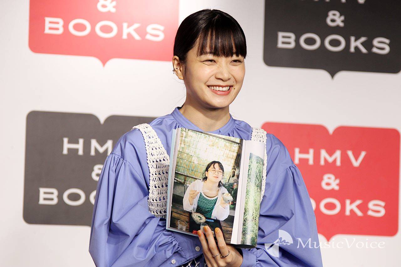 深川麻衣、お気に入りは食事カット「我ながら幸せそうな顔」、旅行気分の写真集