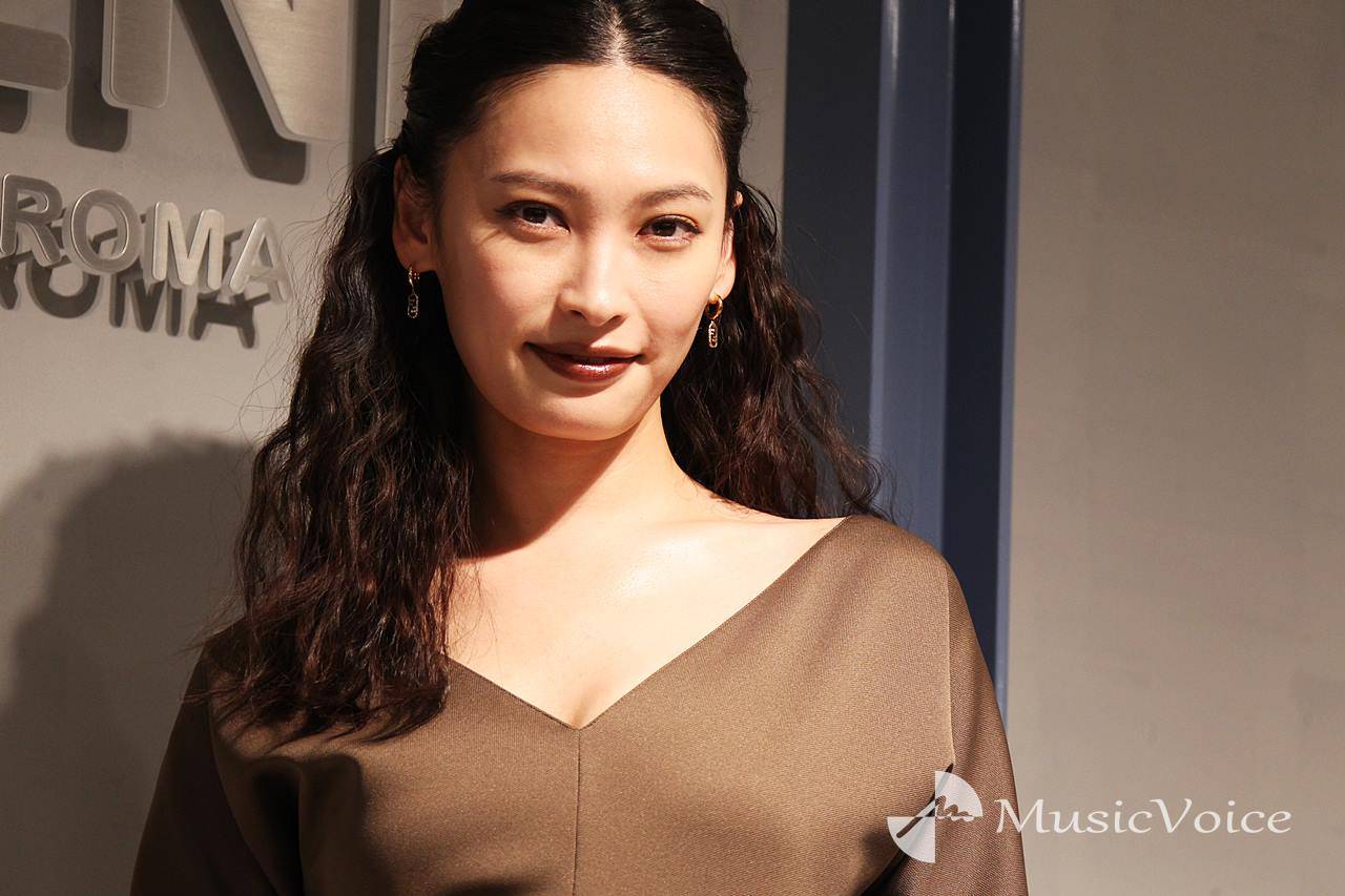 大政絢、タイトなミディドレスで映える美しいボディライン　Ｖネックから美胸元も
