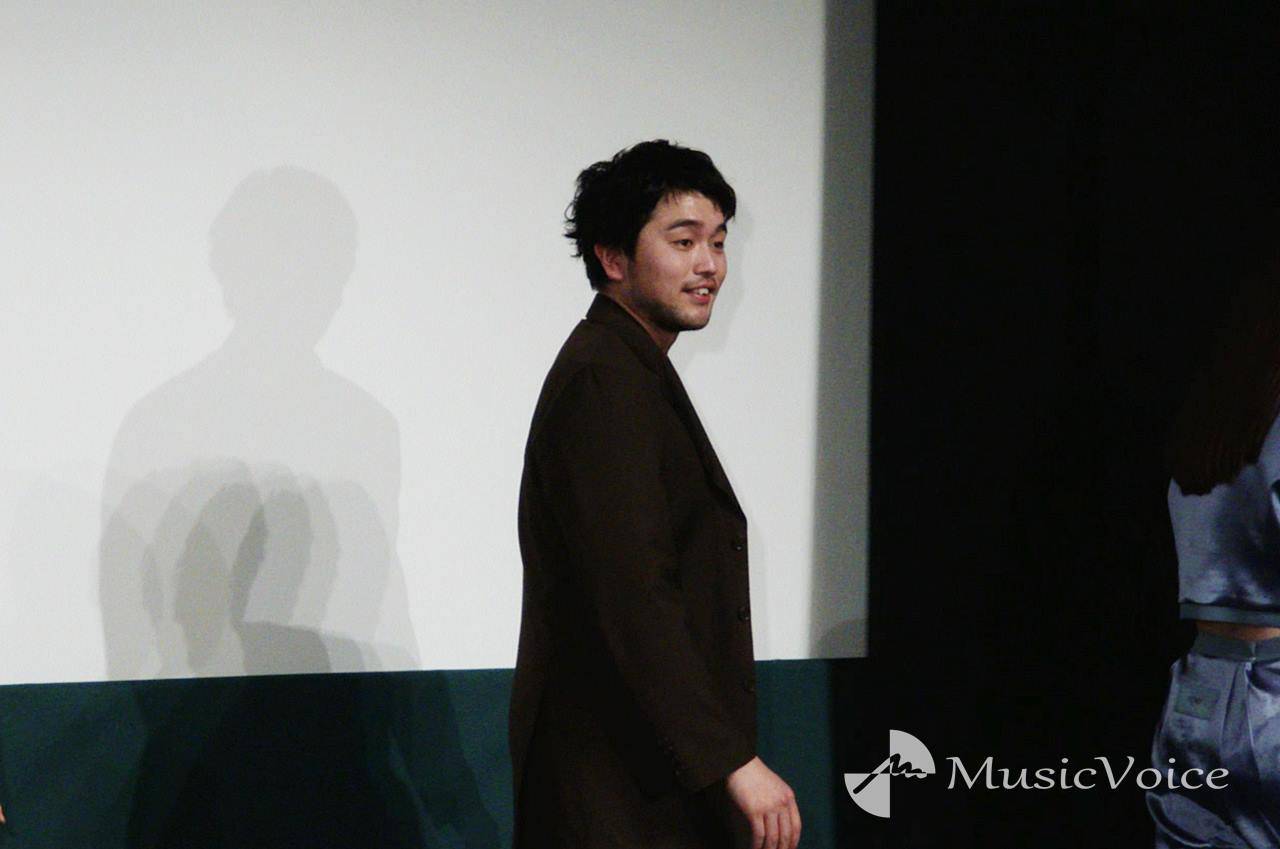 交際報道のKing Gnu井口理、報道陣の声かけにちょっぴり笑顔