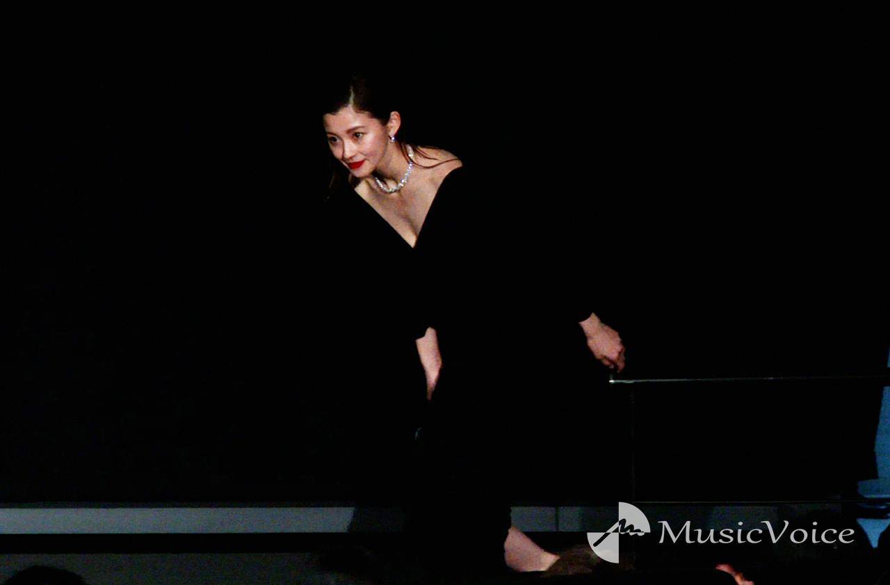 朝比奈彩、大胆胸元　美スタイルくっきり　Ｖネックドレスで舞台挨拶