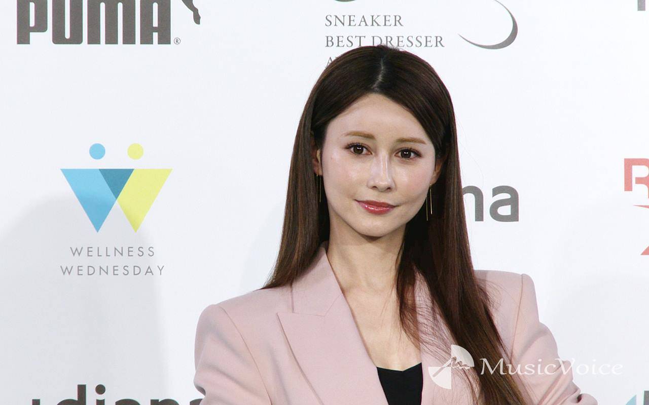 ダレノガレ明美、９センチのヒールスニーカーでスタイルアップ