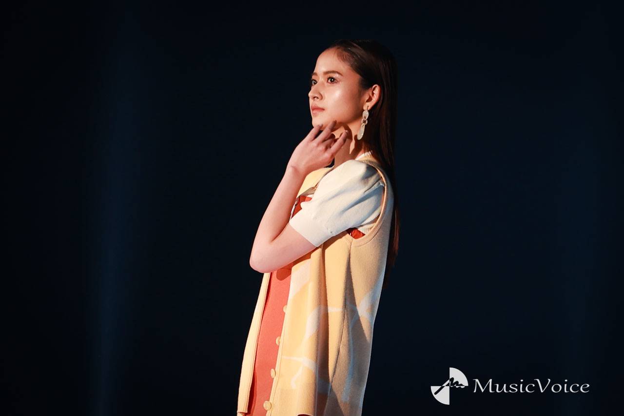 乃木坂46金川紗耶、抜け感あるキャミワンピとベストで美しく