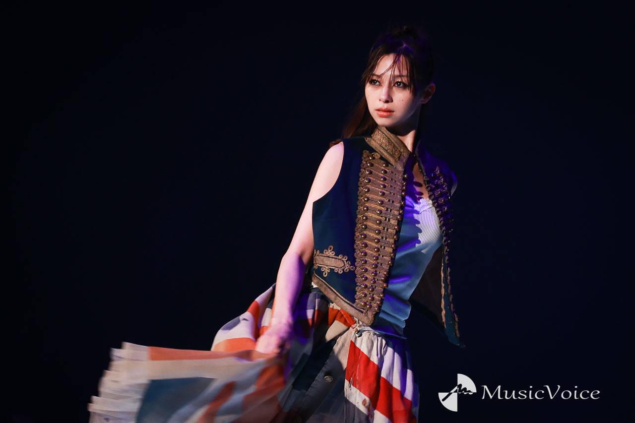 中条あやみ、スリットスカートで大胆美脚　圧倒的オーラ放つ