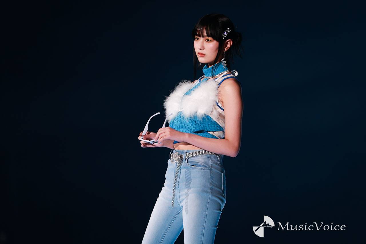 鶴嶋乃愛、タンクトップ＆フレアジーンズでキュートに