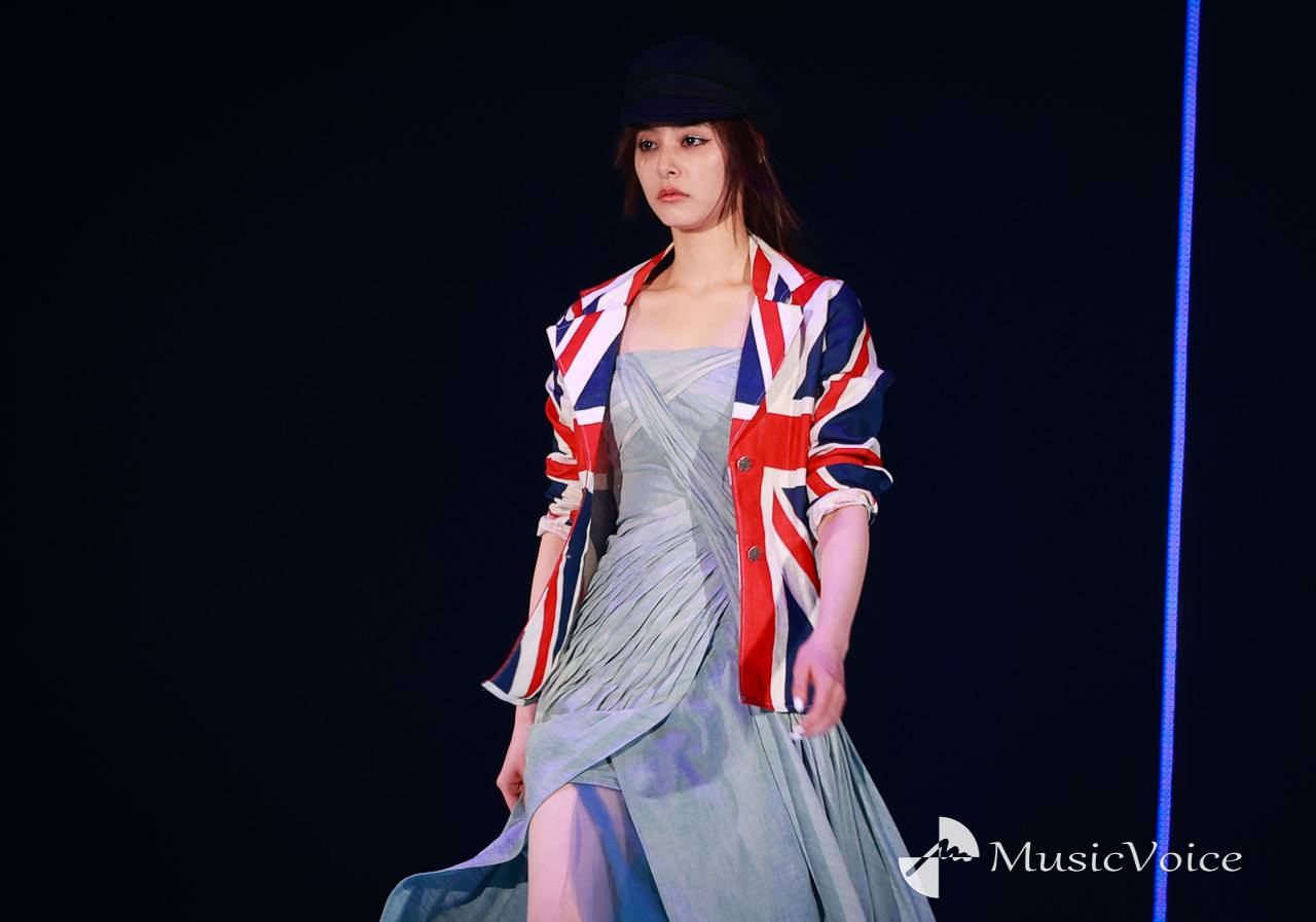 新木優子、深いスリットのドレスで美太もも大胆に肌見せ