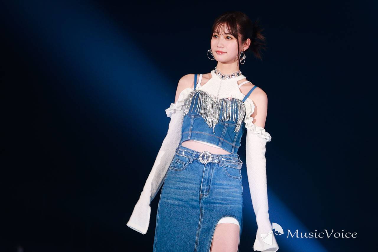 めるる、大胆スリットで美脚見せ　美ウエストもチラ見せ