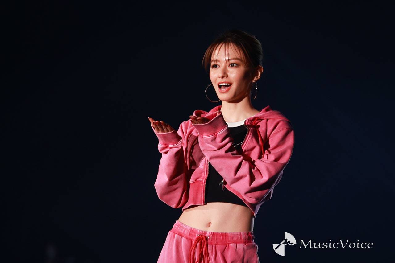 山本舞香、大胆へそ出し　ミニ丈シャツで美腹筋露わ