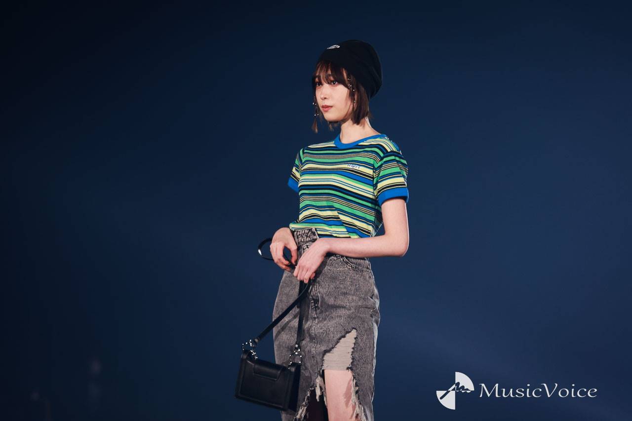 髙橋ひかる、デニムのスリットスカートで大胆美脚見せ