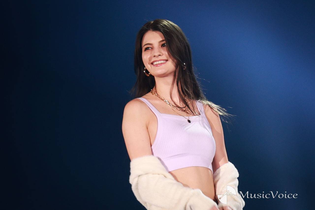 マギー、ミニスカ＆へそ出しルックで際立つ美スタイル