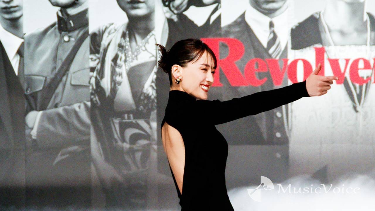 綾瀬はるか、背中全開ドレスでランウェイ「慣れない登場で緊張しました笑」