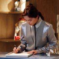 川口春奈、前髪アップヘアで契約書サイン　「FENDI」ジャパンアンバサダーに就任