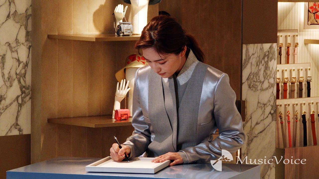 川口春奈、前髪アップヘアで契約書サイン　「FENDI」ジャパンアンバサダーに就任