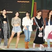 KARA、美脚＆美ウエスト＆美胸元　美しさ溢れるランウェイ
