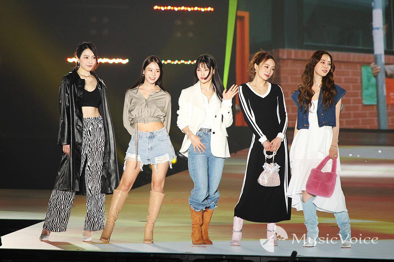 KARA、美脚＆美ウエスト＆美胸元　美しさ溢れるランウェイ