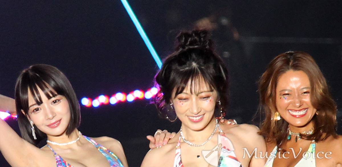 熊田曜子×岡田紗佳×白波瀬海来、衣装を突如脱ぎビキニ姿でランウェイ