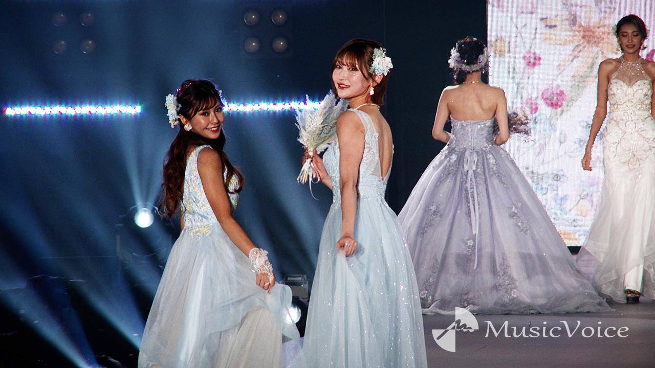 志田愛佳＆星野ティナ、大胆美背中　ノースリロングドレスでランウェイ