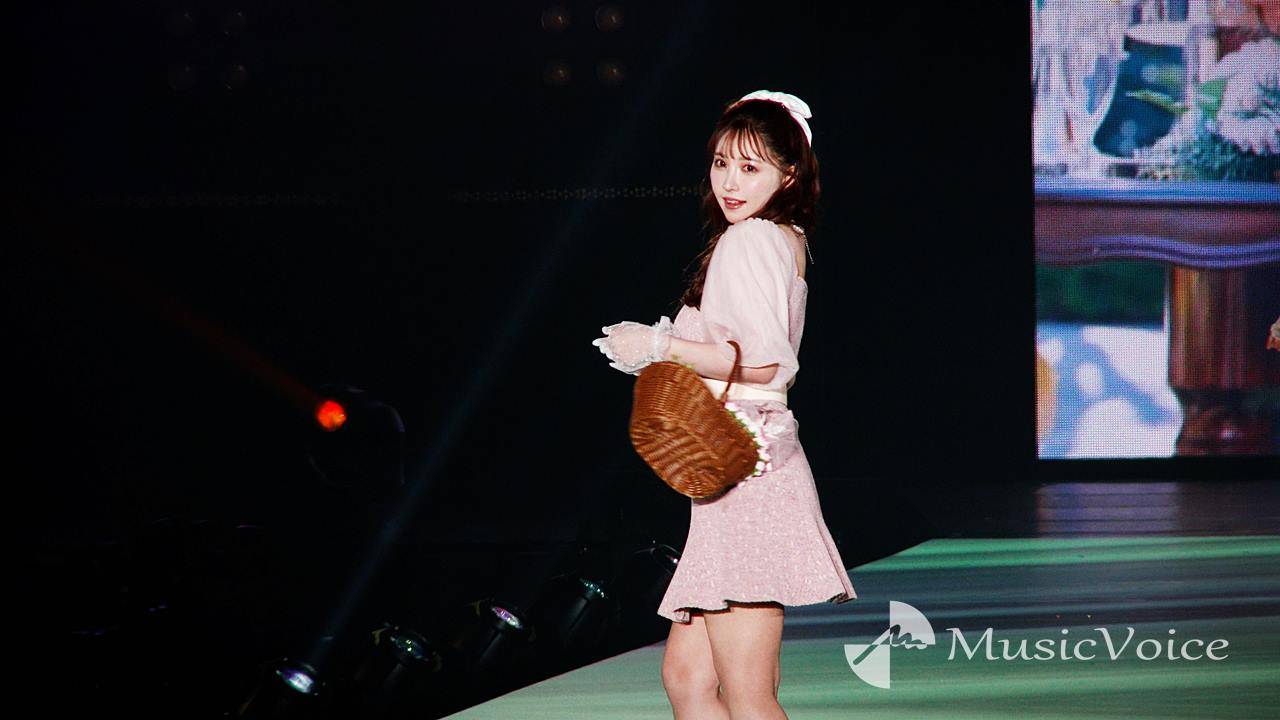 三上悠亜、超ミニワンピで美脚　美背中も披露　投げキッスでキュートなランウェイ