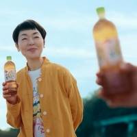 「アサヒ 十六茶」新旧キャラクターが共演