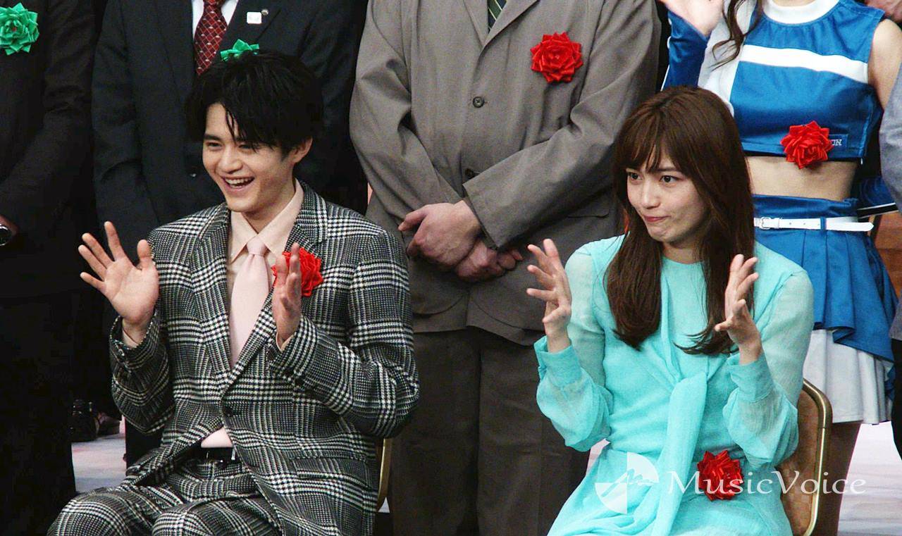 ドラマ『Silent』が理事長賞、川口春奈＆鈴鹿央士が笑顔で授賞式　手話で「拍手」も
