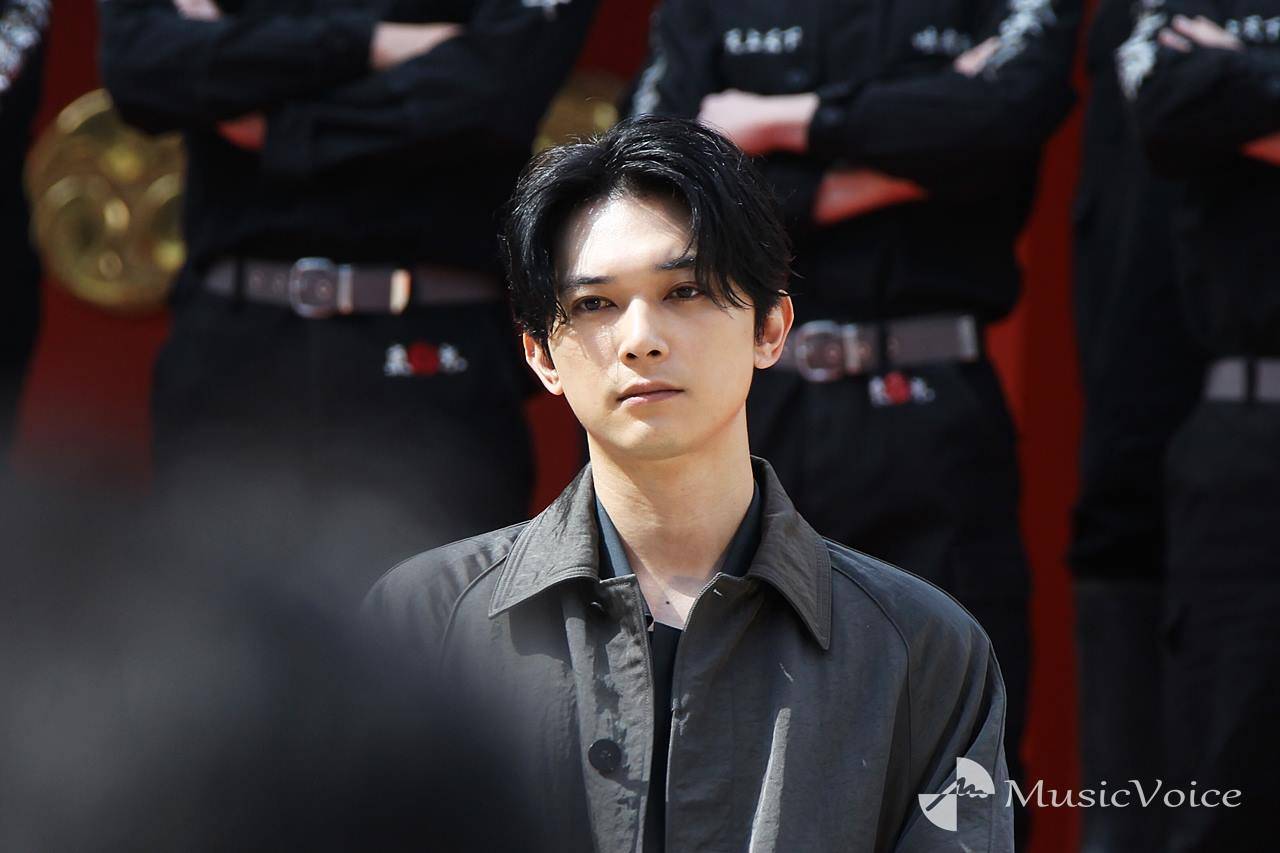 吉沢亮、フォトセッションのオーラが総長マイキーを彷彿