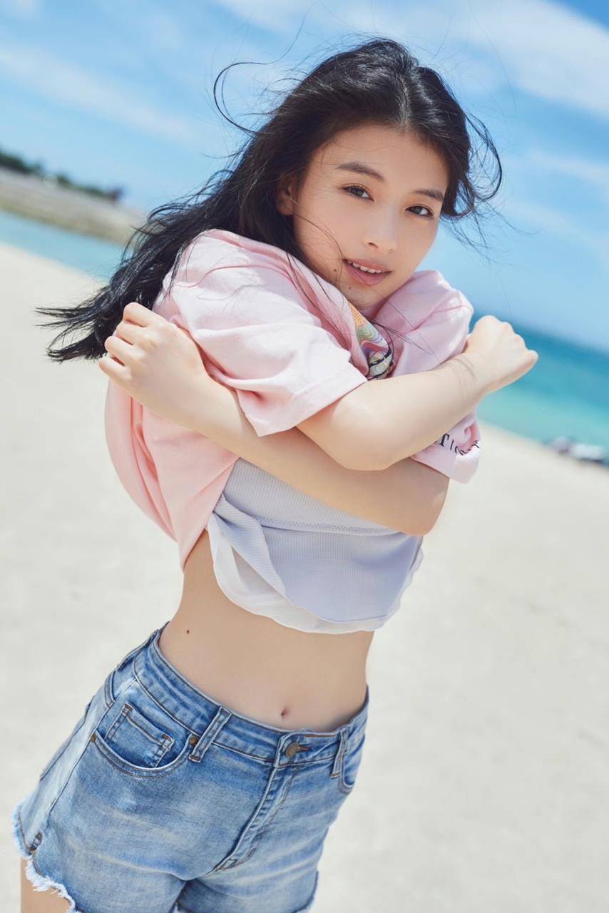 出口夏希、初写真集でヘルシー美脚を披露　へそ出しカットも「たくさん見て欲しい！」