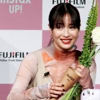 広瀬すず、初のブーケ作りもうまくいかず…「ごめんなさ～い」