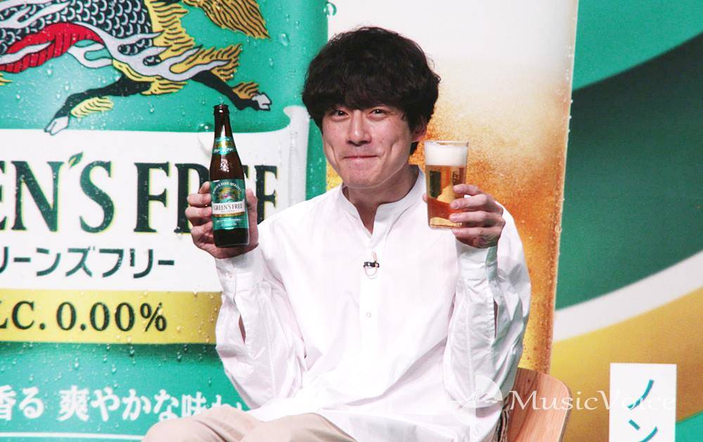 坂口健太郎、フライングに照れ笑い　発表会でうな重「なんか…すみません笑」