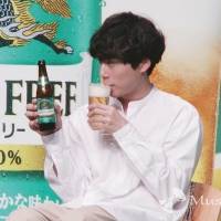 坂口健太郎、フライングに照れ笑い