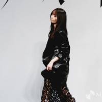 齋藤飛鳥、ミニスカ美脚　黒のワントーンコーデで乃木坂卒業後初の公の場