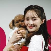 ももクロ百田夏菜子、愛犬ピーチちゃんと授賞式「本当に嬉しいです！」