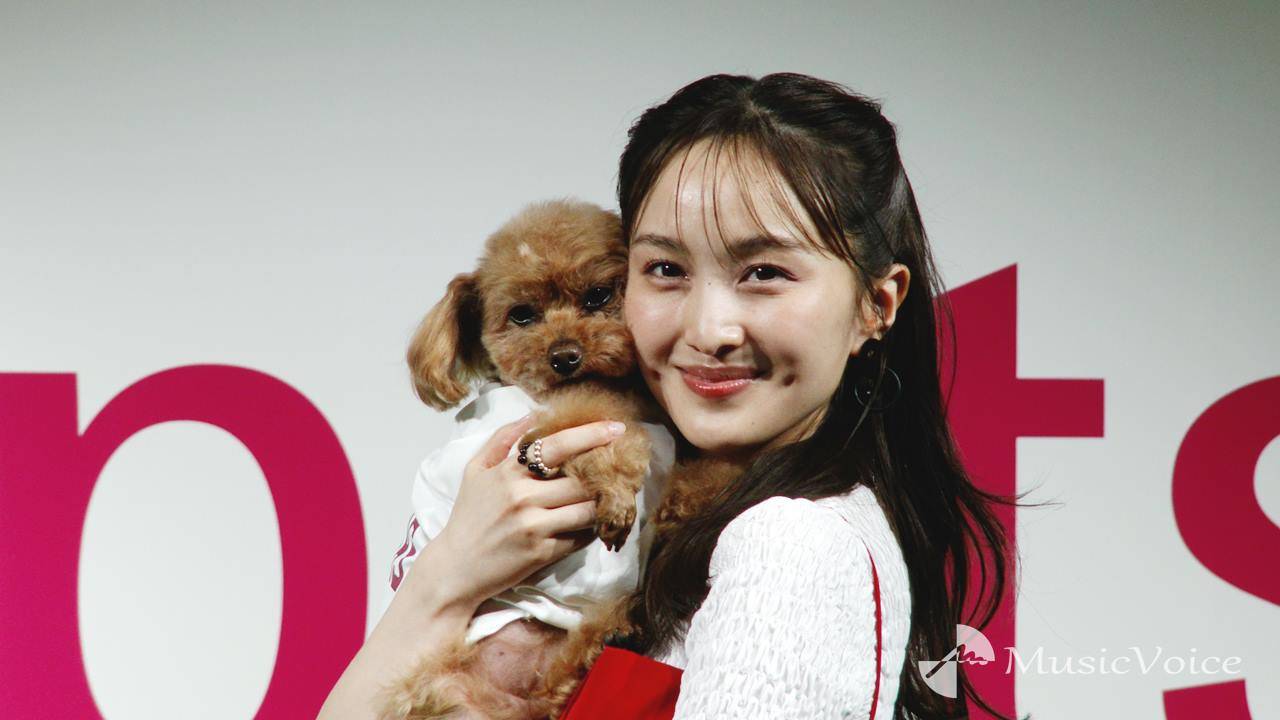 ももクロ百田夏菜子、愛犬ピーチちゃんと授賞式「本当に嬉しいです！」