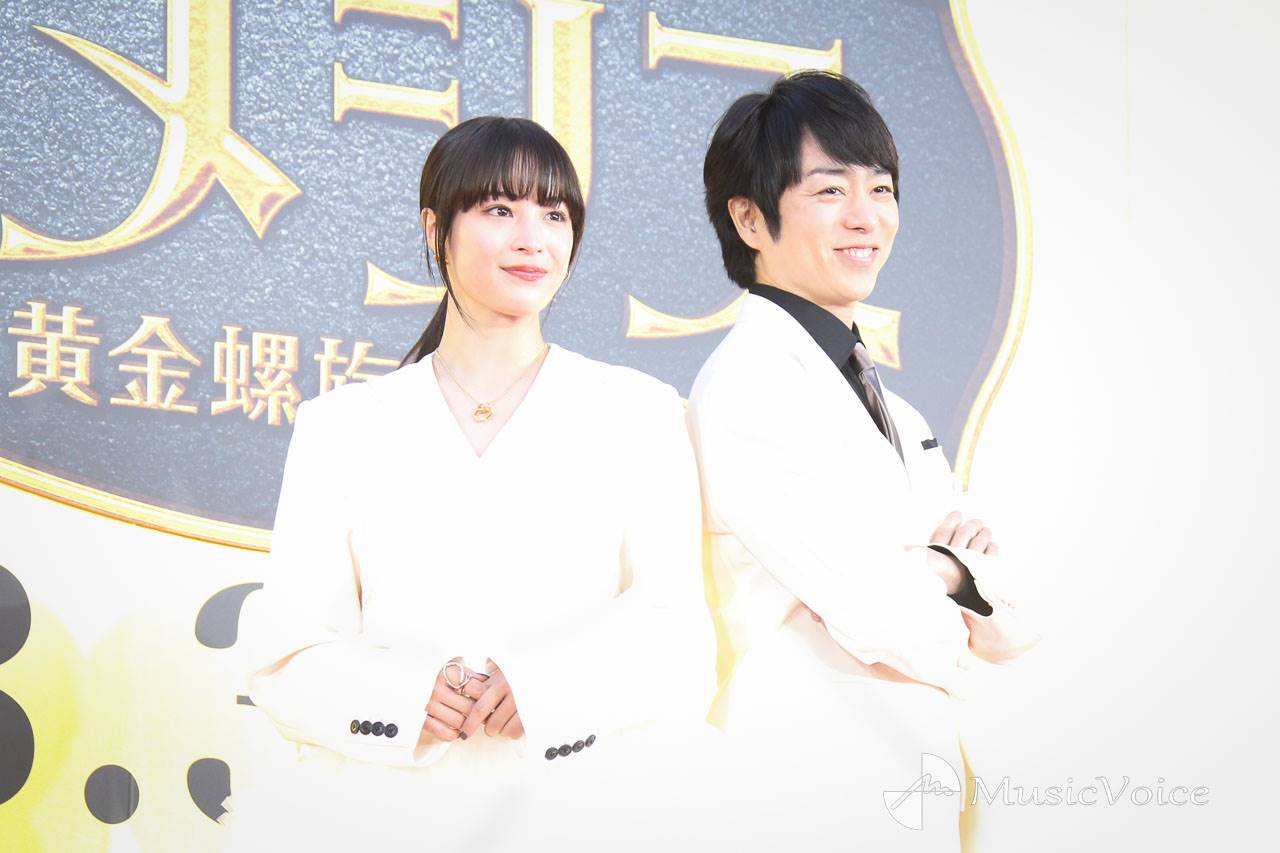 広瀬すず×櫻井翔、純白衣装でレッドカーペット