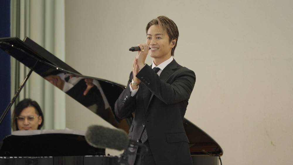 EXILE TAKAHIRO、高校の卒業式にサプライズ登場　 卒業生386人と「道」を合唱