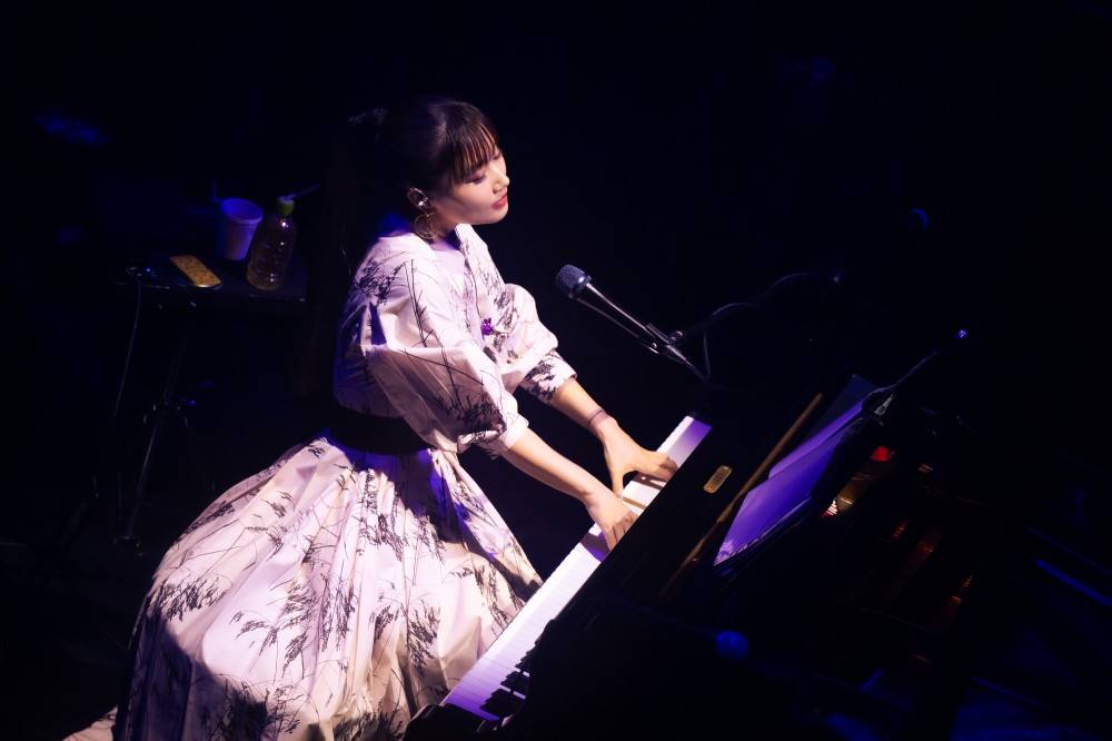 大塚愛、ピアノ弾き語りライブ終幕　アニバーサリー＆バースデーライブ開催を発表