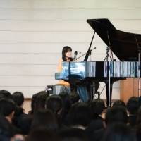 川嶋あい、卒業式サプライズライブを実施「宇宙一素敵な旅立ちの日になるように」
