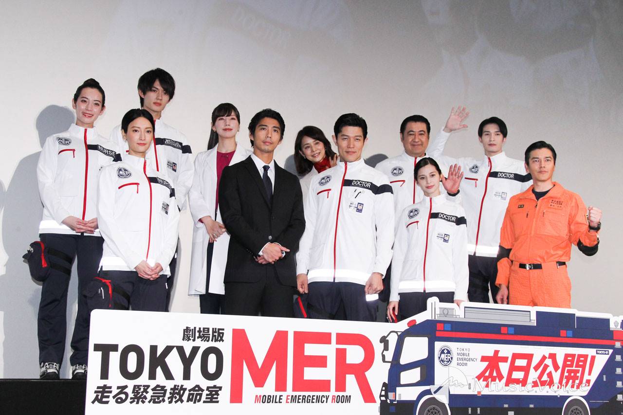 鈴木亮平、仲間と役衣装で初日　感無量「胸がいっぱいです」