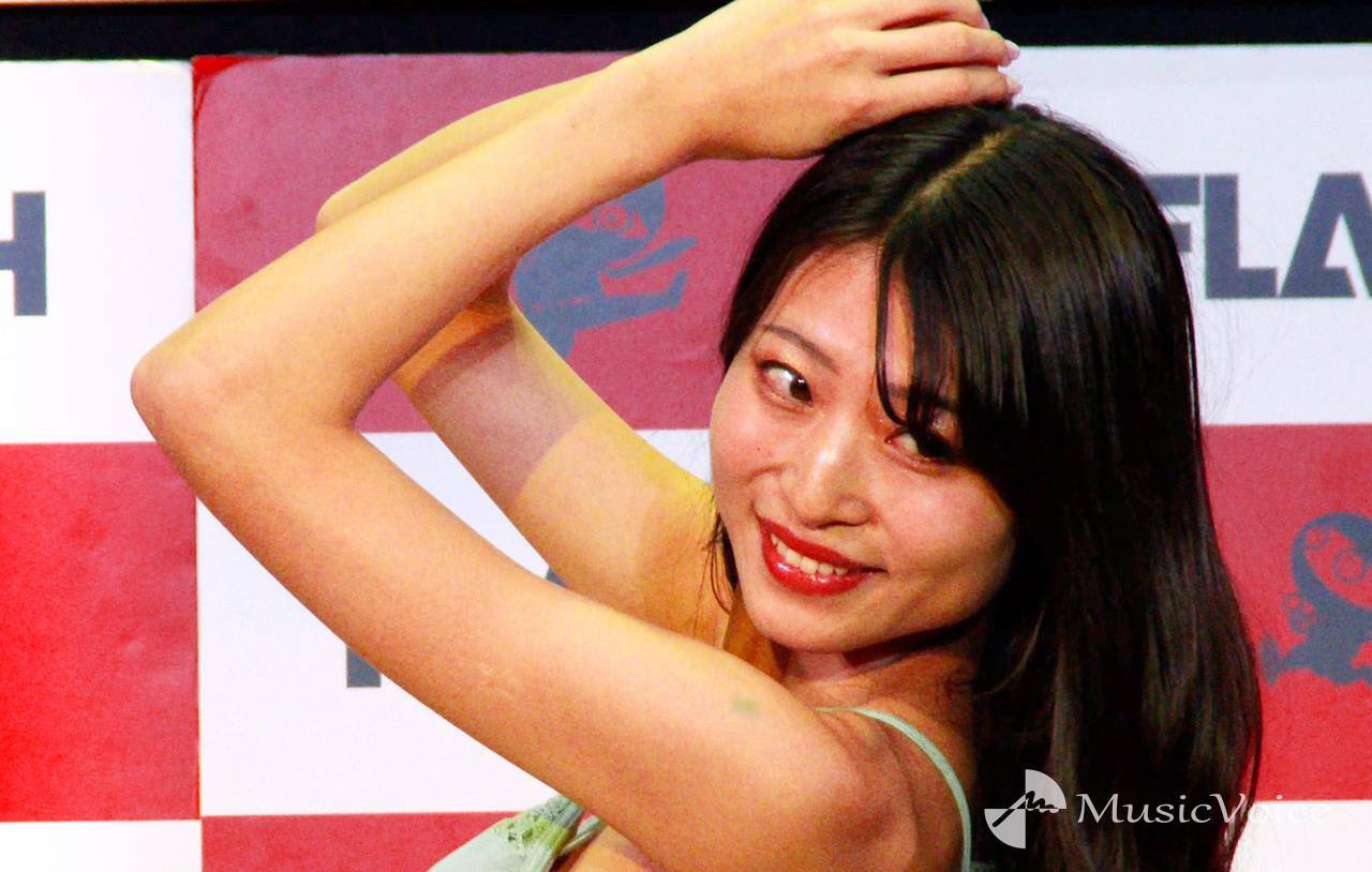 会社員からミスFLASHに、井上晴菜「春らしく」緑の水着でランウェイ