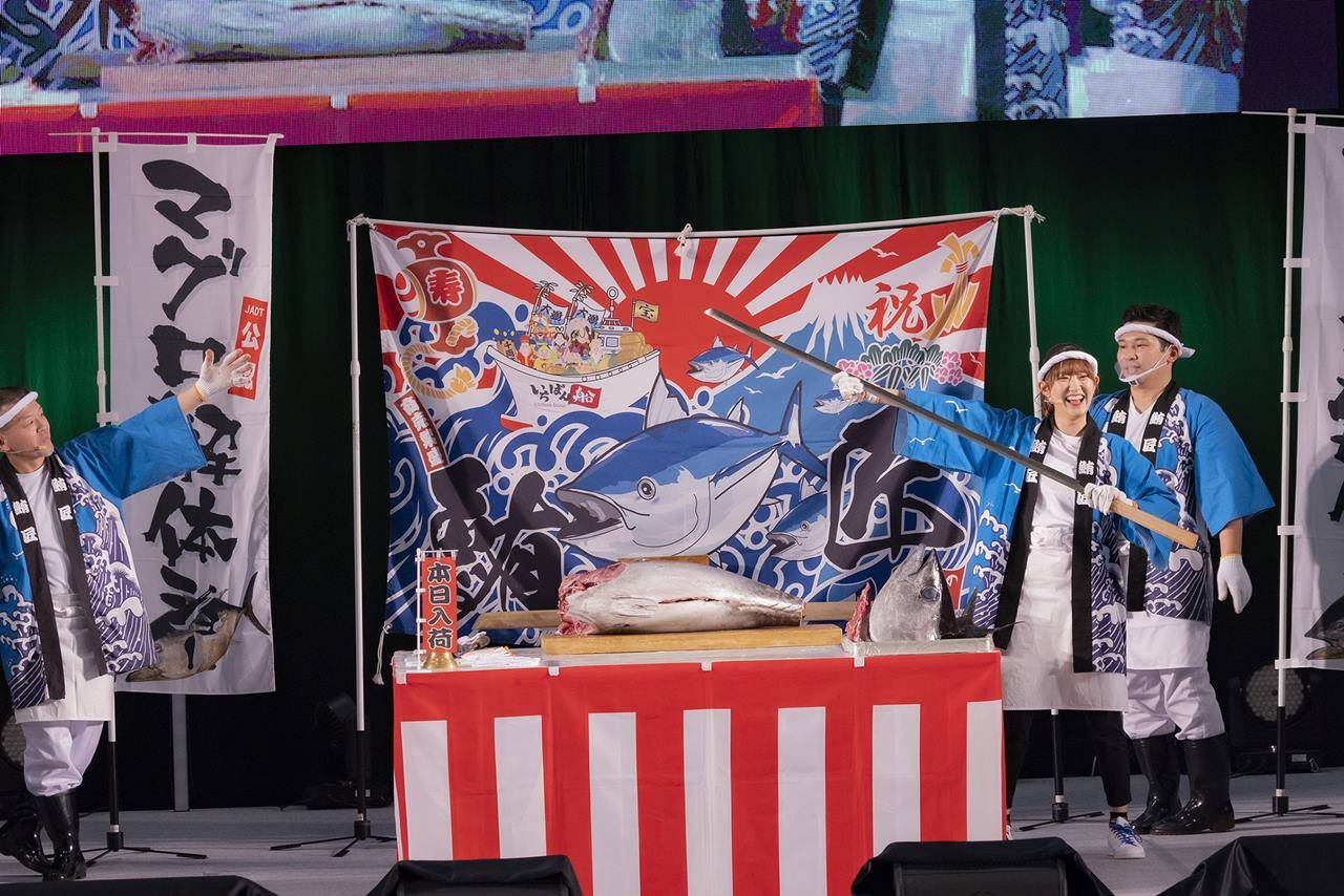 １級マグロ解体師・アンジュルム川村がマグロ解体ショー、見事な包丁さばき