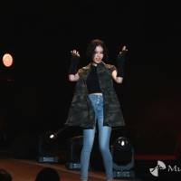 安斉星来、美ウエストをチラ見せ