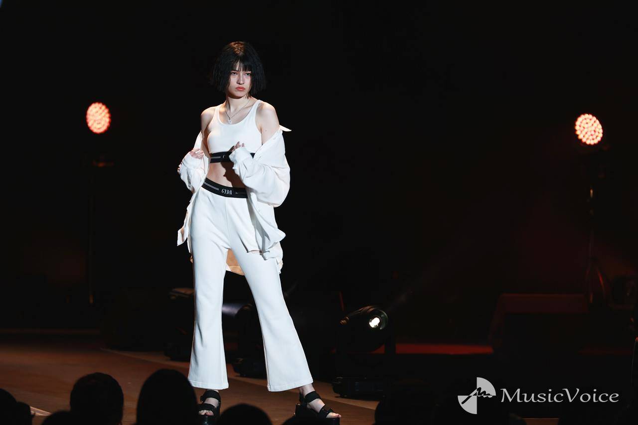 アリアナさくら、美ウエストを大胆に　タンクトップで美スタイル露わ