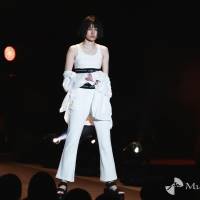 アリアナさくら、美ウエストを大胆に