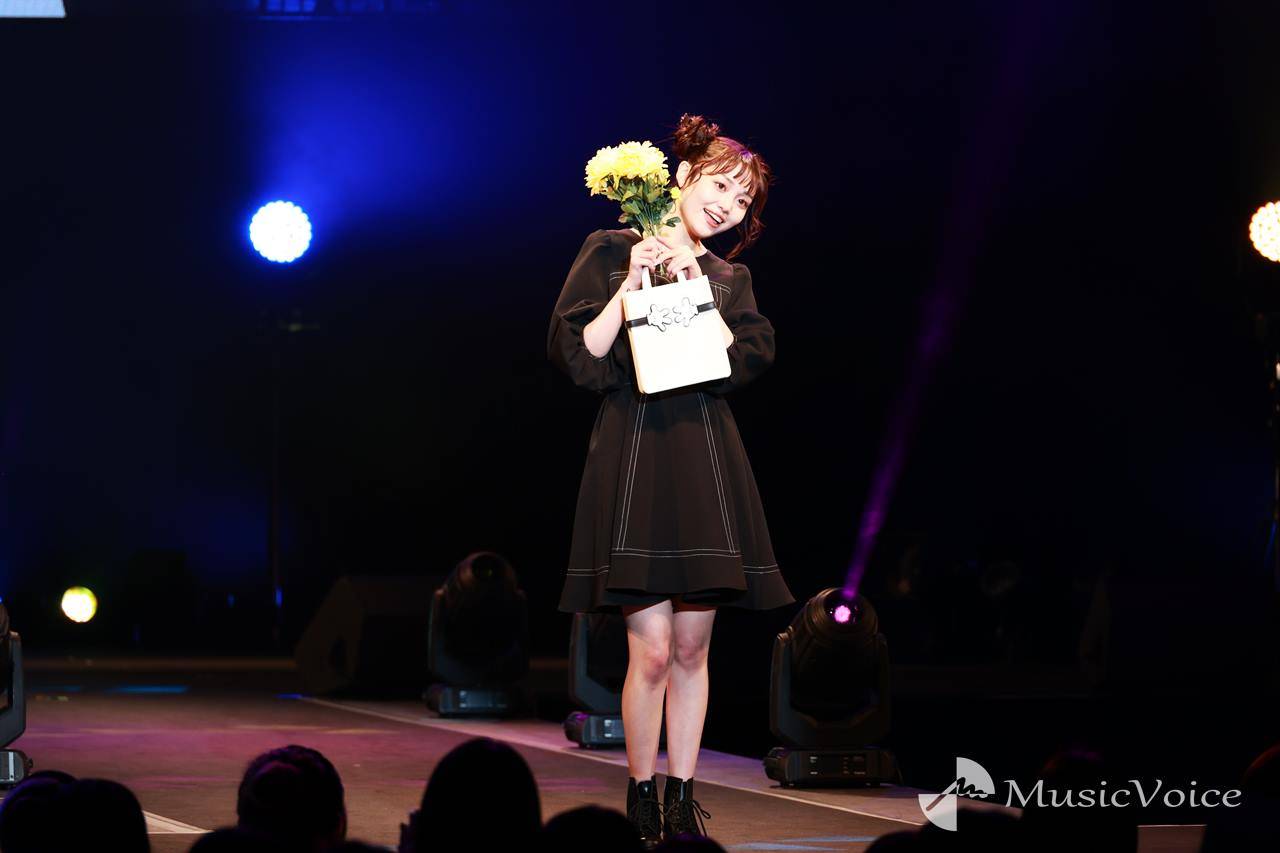 野咲美優、Ａラインミニワンピで美脚