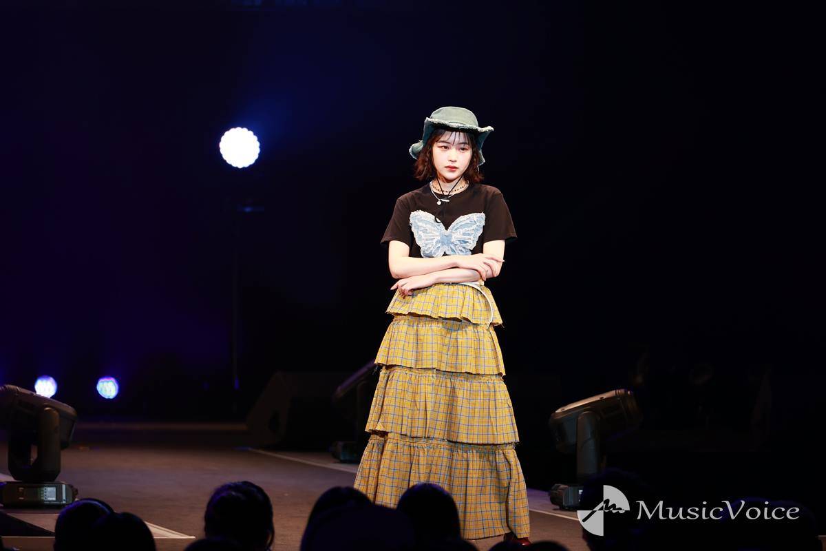 なえなの、ティアードロングスカートでアンニュイな表情も