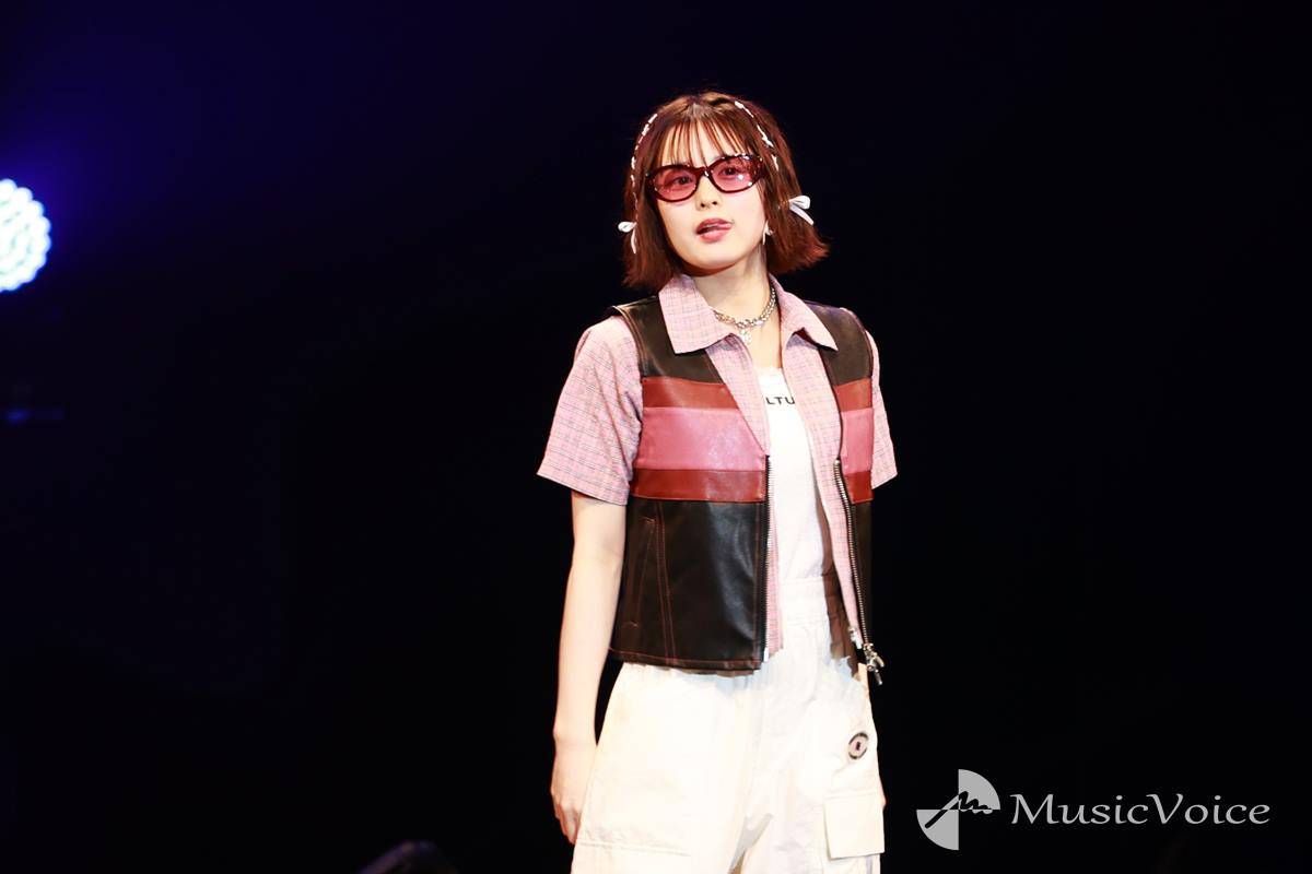 加藤乃愛、レーシングベスト＆カーゴパンツで舌出しも