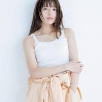 川口春奈、大胆美背中　『ar』初表紙