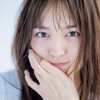 川口春奈、大胆美背中　『ar』初表紙