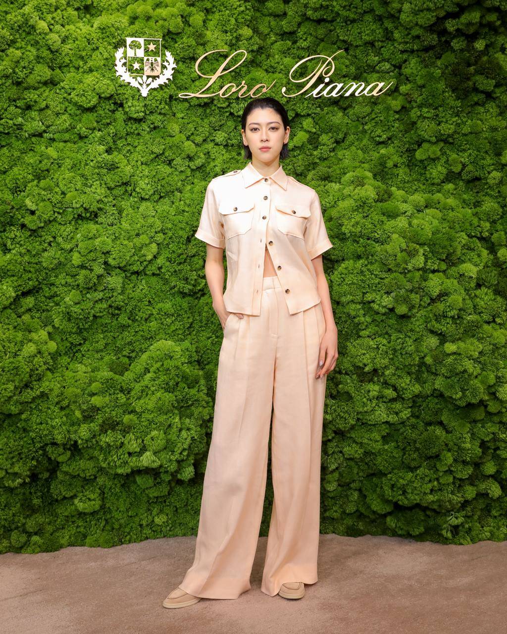 三吉彩花、爽やか＆マスキュリンなコーデ　美ウエストをチラ見せ