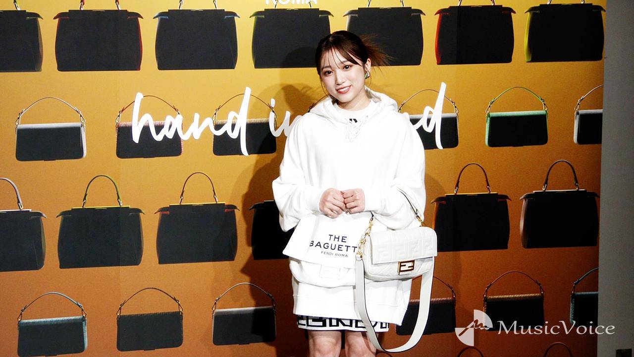 矢吹奈子、FENDI展でおしゃれに着こなし　ドレスにフーディを重ね着　美脚も披露